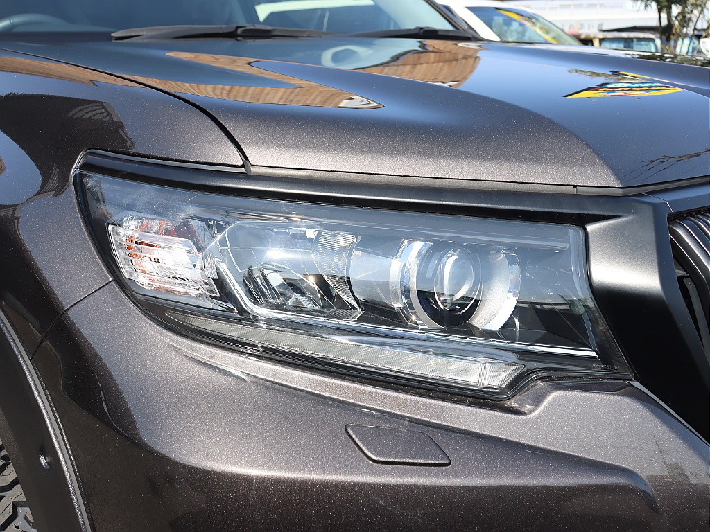 スタイリッシュなヘッドライトが特徴的な後期型150プラド！