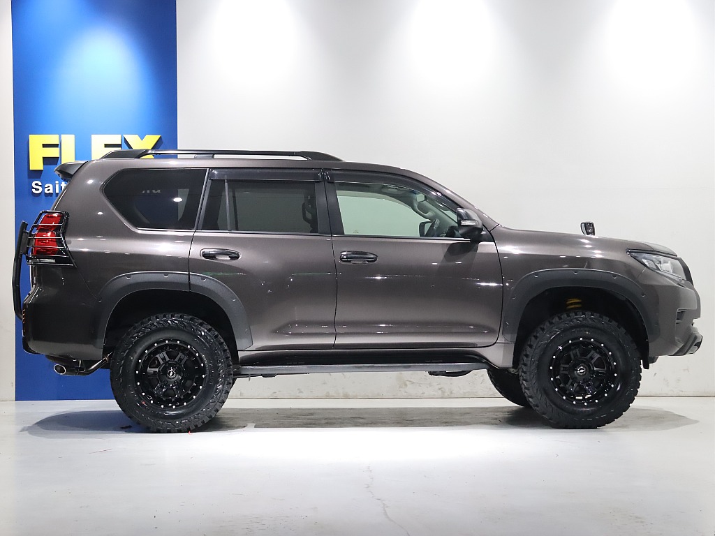 サイドステップ付きで乗り降り楽チン♪