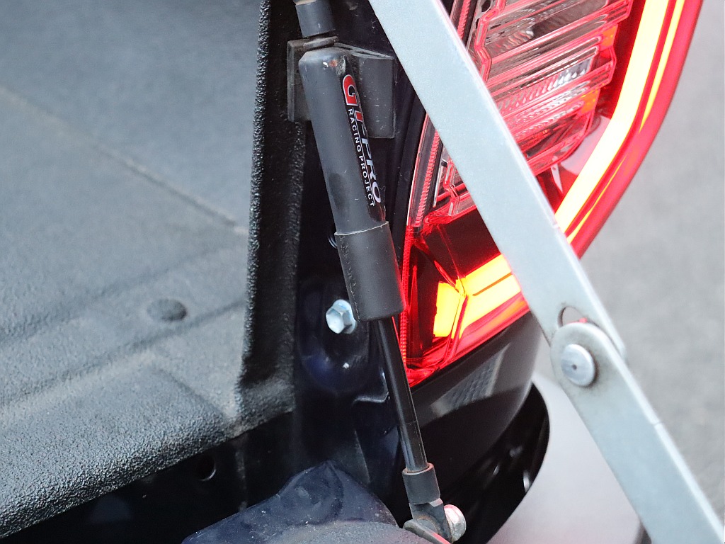 新品リアゲートダンパー装備！