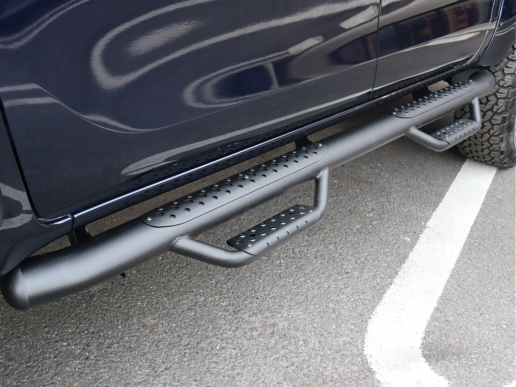 新品チューブサイドステップ装備！