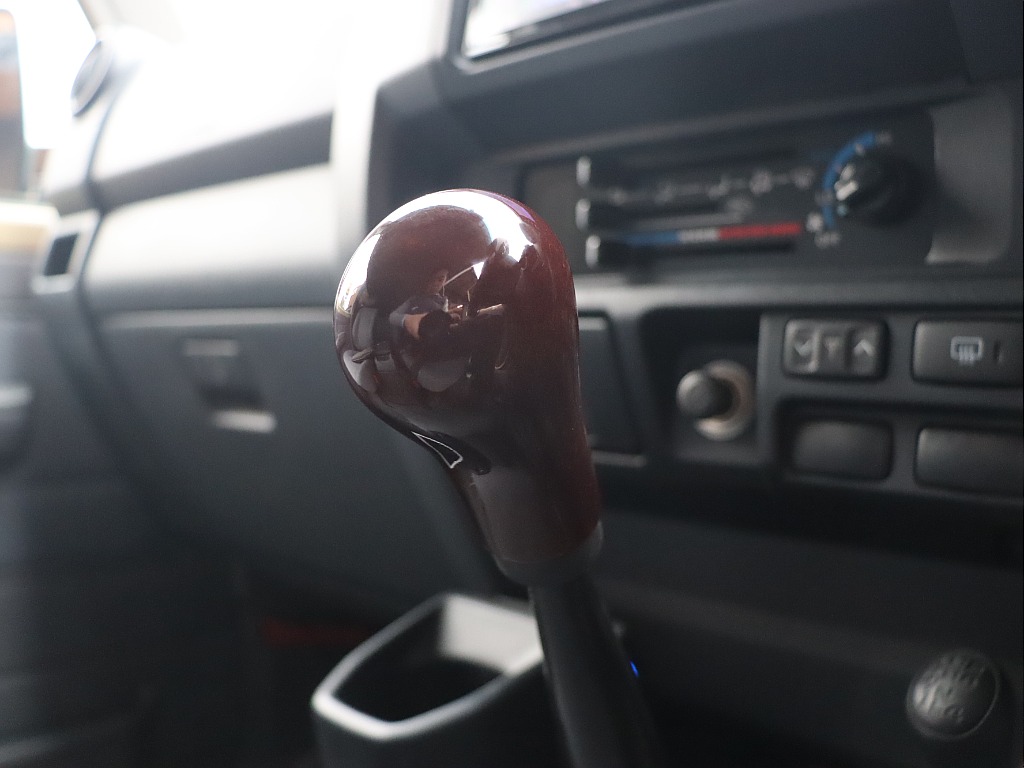 シフトノブはNARDI製ウッドシフト！