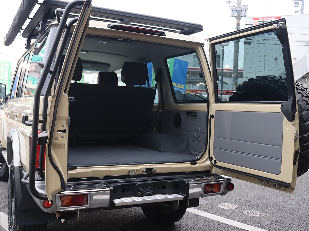 リアゲートは伝統的な観音開き！