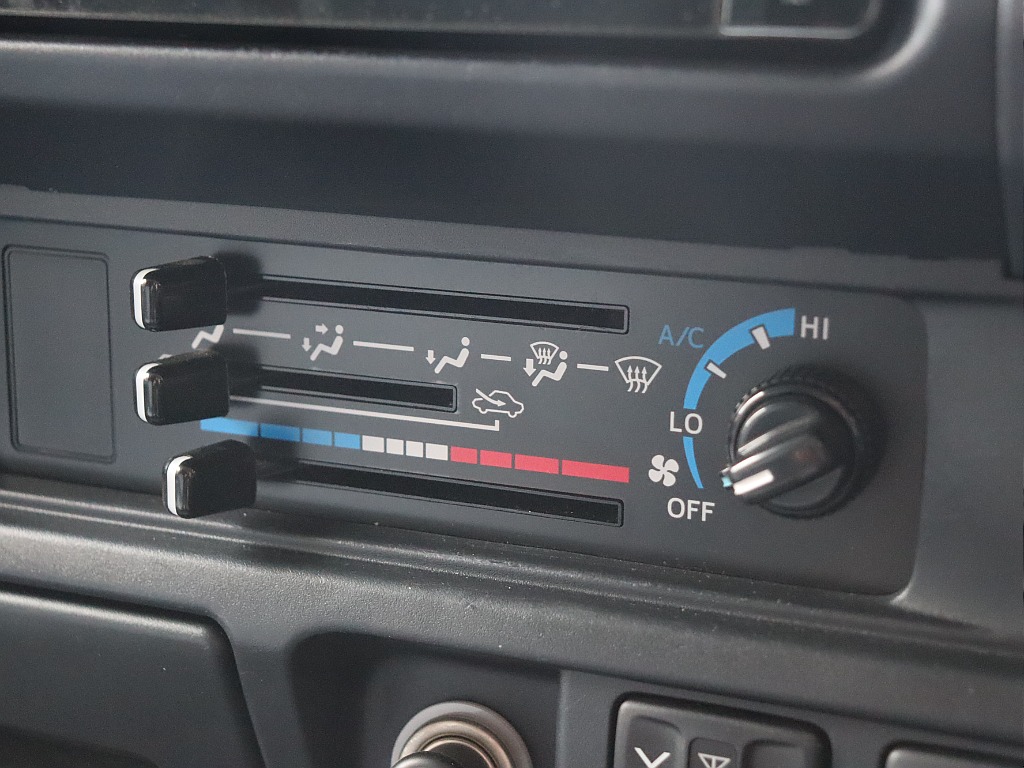 操作性抜群のマニュアルエアコン！