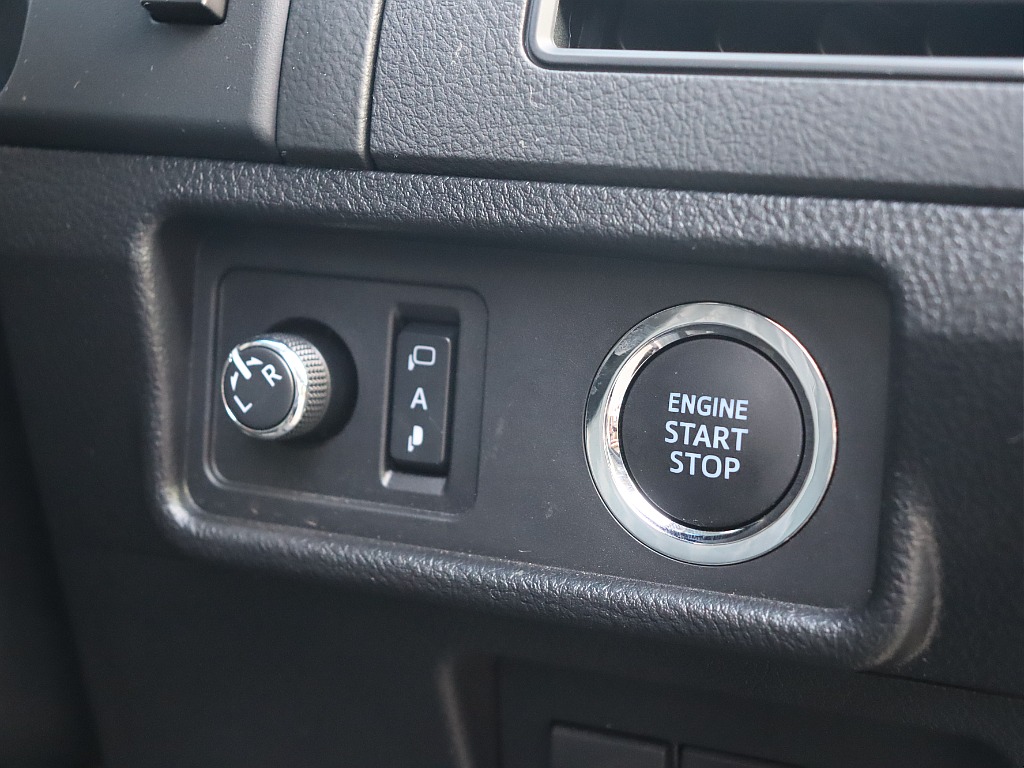 プッシュスタートにオート機能付き電動格納ミラー！