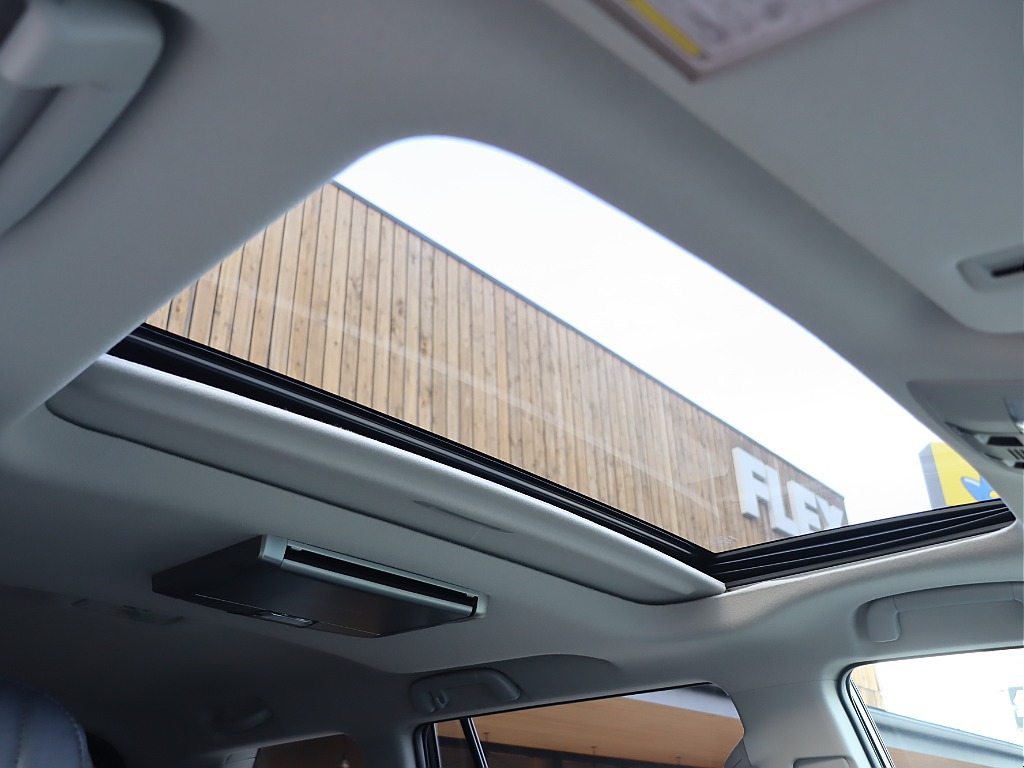 メーカーオプションのサンルーフ装備済み！