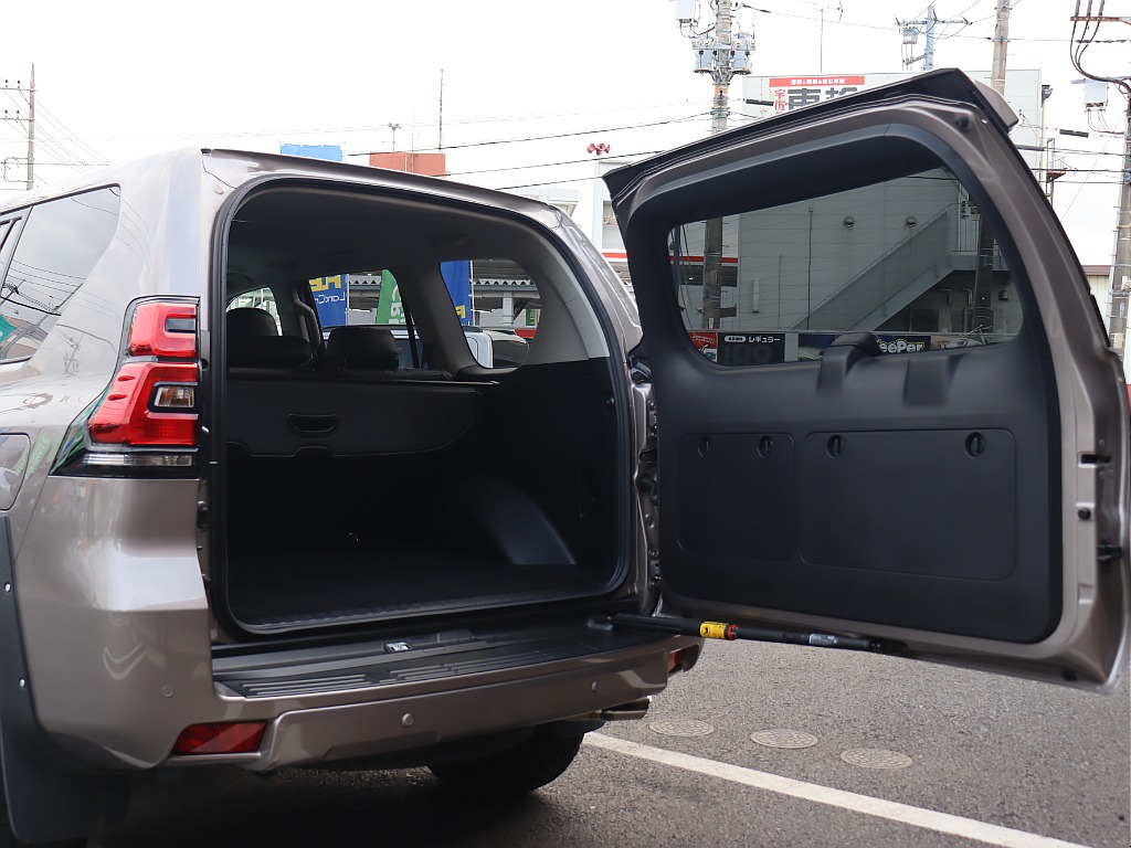 リアゲートは伝統的な横開きです♪