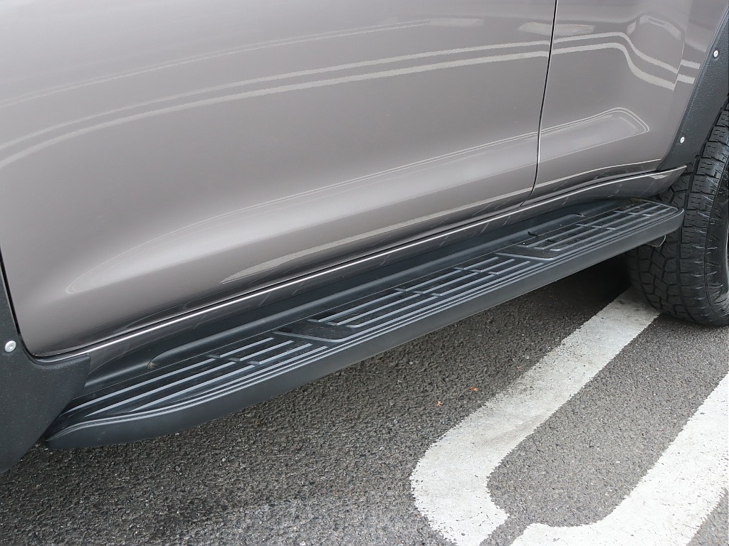 リフトアップ済みでもサイドステップ付きでありがたいですね☆