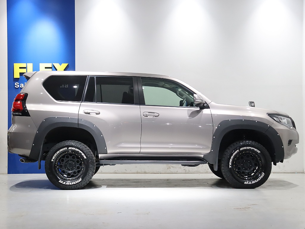 サイドステップ付きで乗り降り楽チン♪