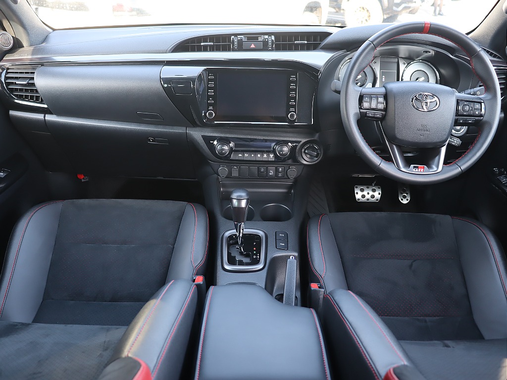 運転したくなるようなスポーティーなインパネ廻り！