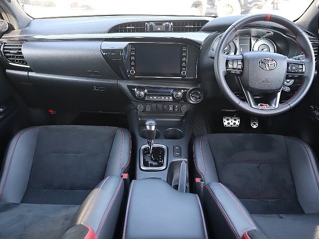 運転したくなるようなスポーティーなインパネ廻り！