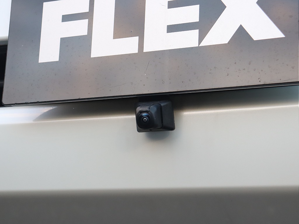 フロントカメラ付きですので、鼻が長いプラドでも安心☆