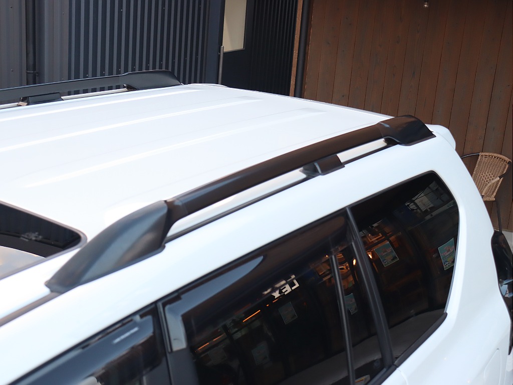 メーカーオプションのブラックルーフレール装着車です♪