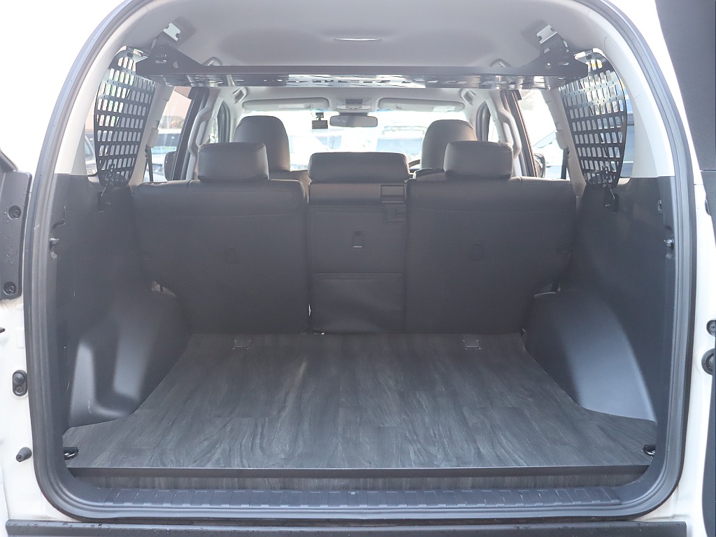 床張りで掃除も楽ですし、積載もガッツリお使いいただけますよ♪