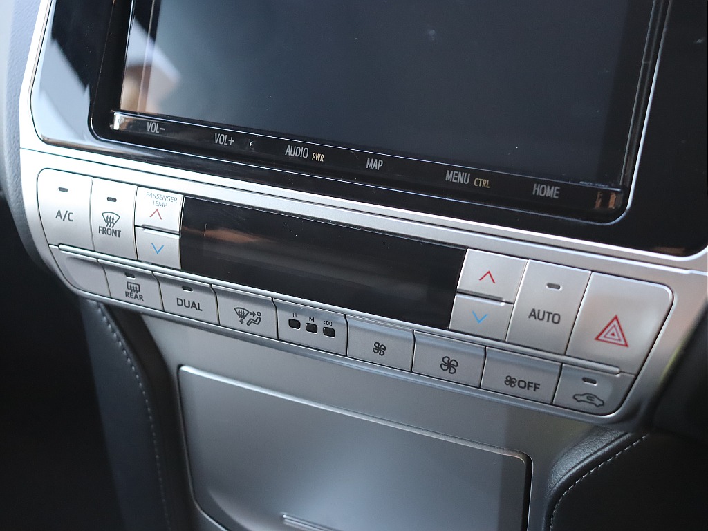 左右独立のデュアルオートエアコン！