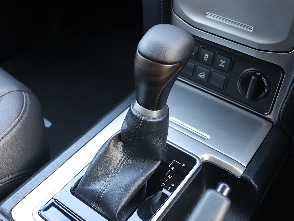 ステリングと同様シフトノブも新品ウッドコンビシフトノブに変更！