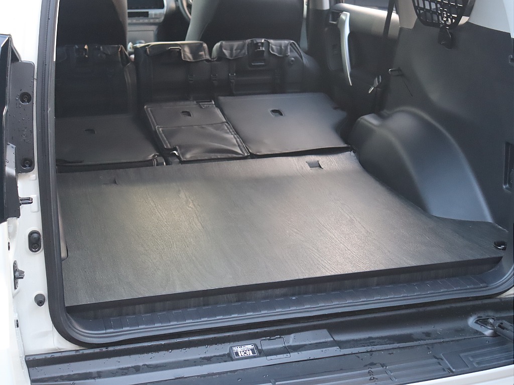 セカンドシート格納すればさらに広々したラゲッジスペースです♪