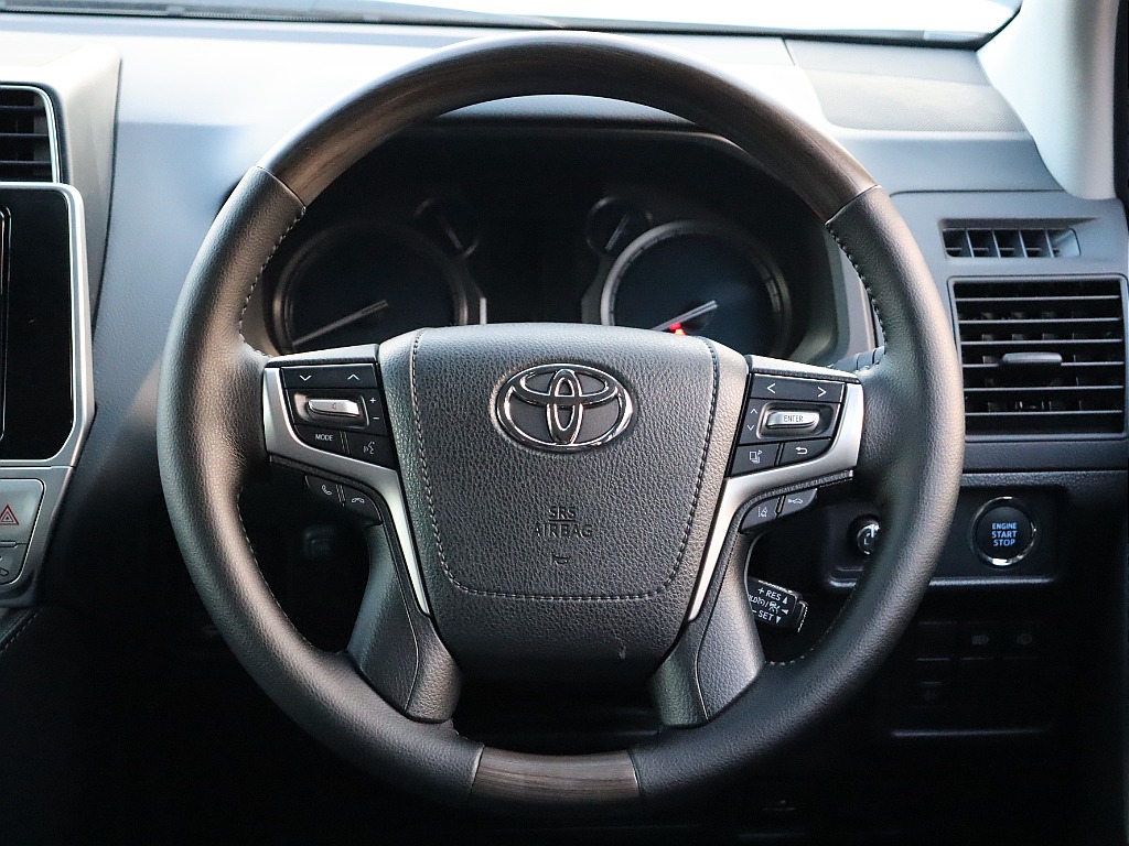 ステアリングはおなじみの新品オリジナルウッドコンビステアリング！