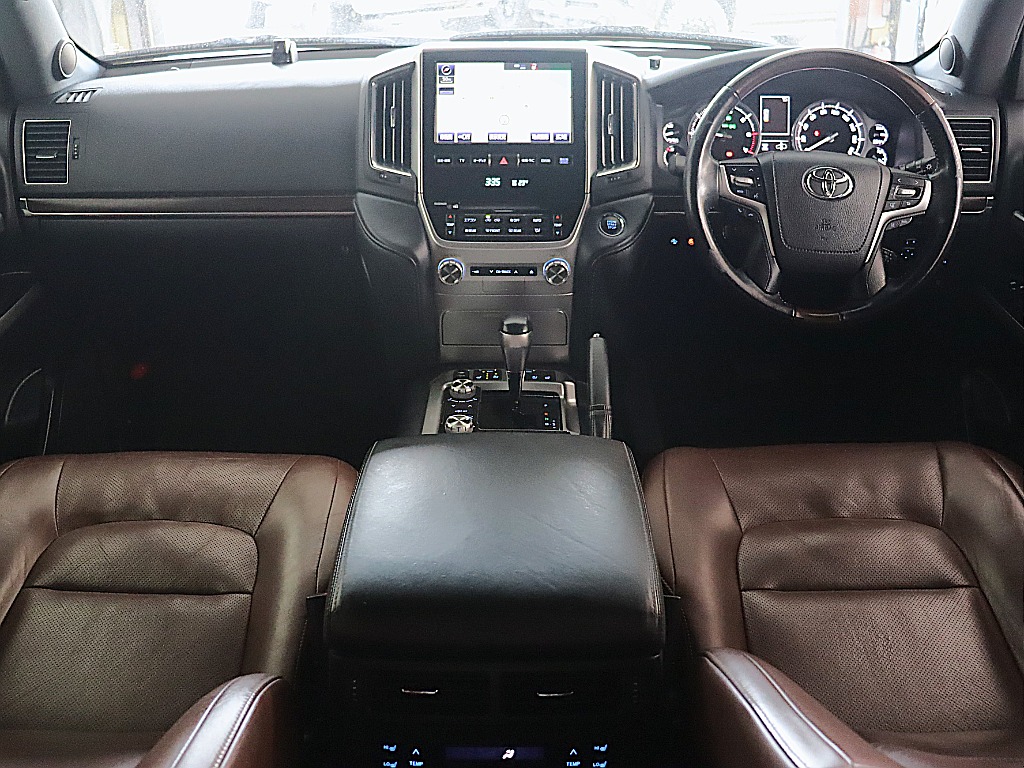 高級感ある内装！茶革シートが運転の楽しさを倍増させてくれます