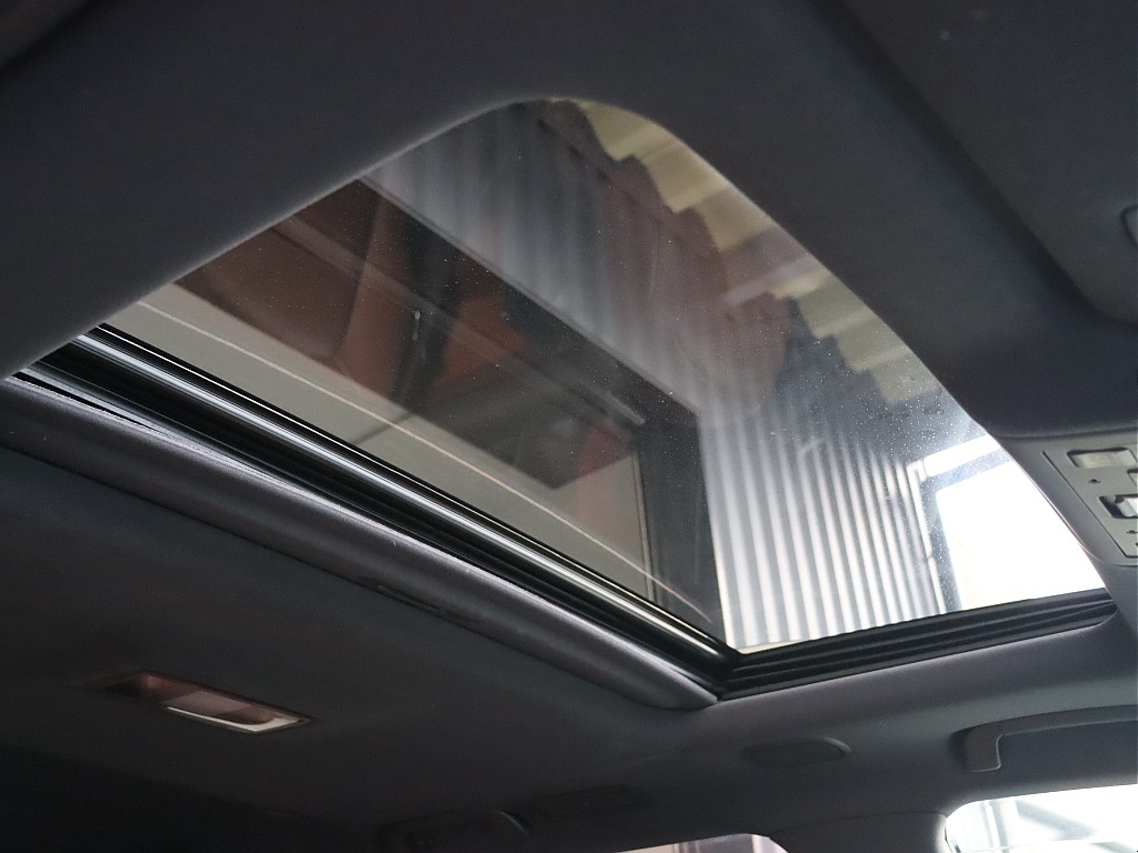 サンルーフ装備！解放感抜群なのはもちろん、お子様も大喜びの仕様です！