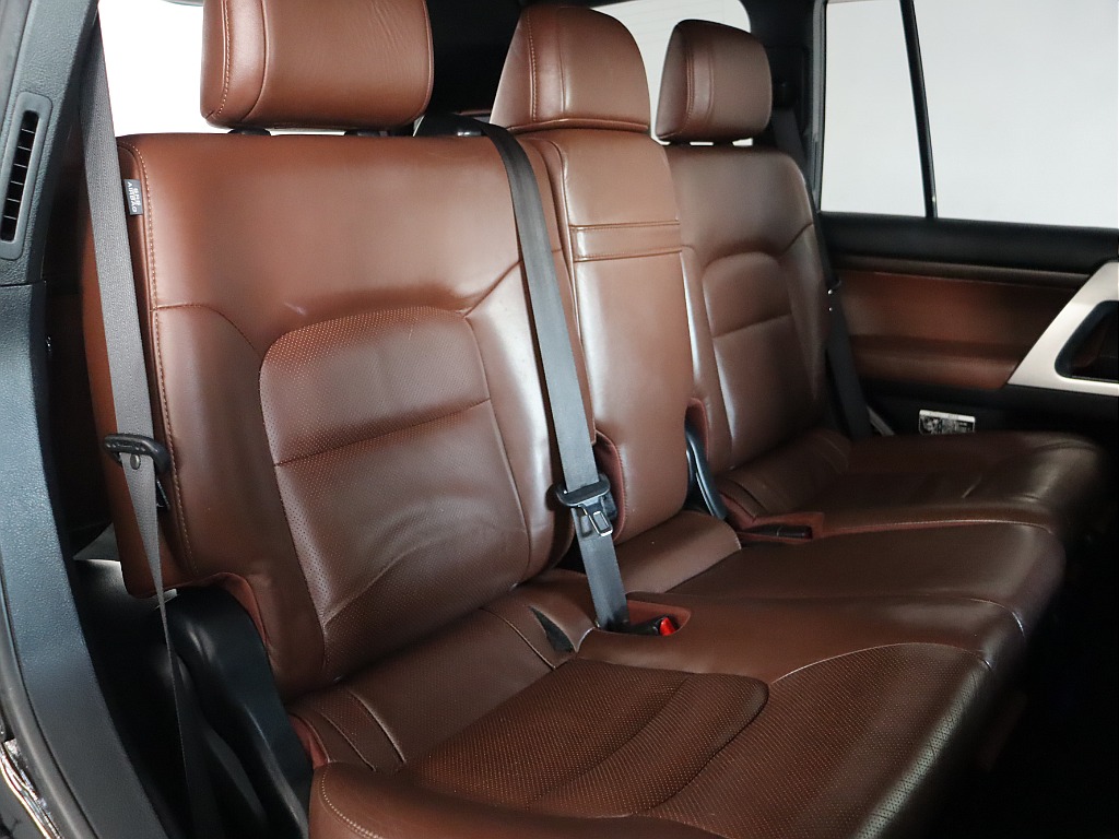 ブラウンレザーシート！2列目！