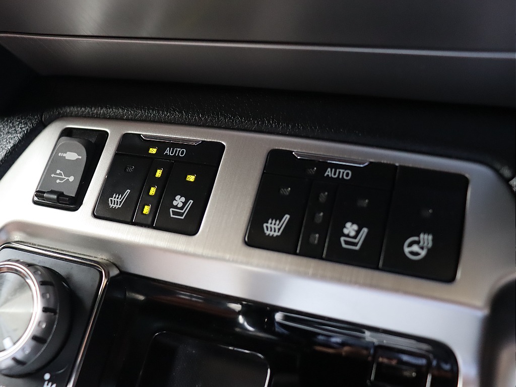 各種スイッチ類！シートヒーター＆クーラーやステアリングヒーター使用可能！