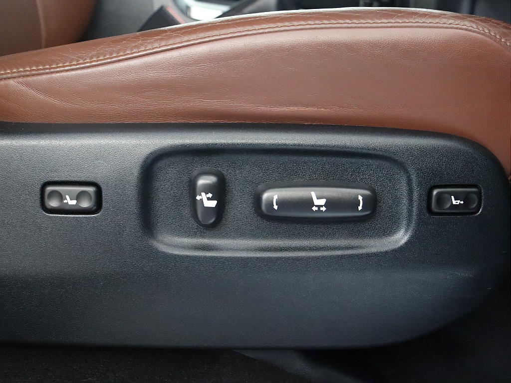 パワーシートとなりますのでお好みの座席位置セッティング可能となります。