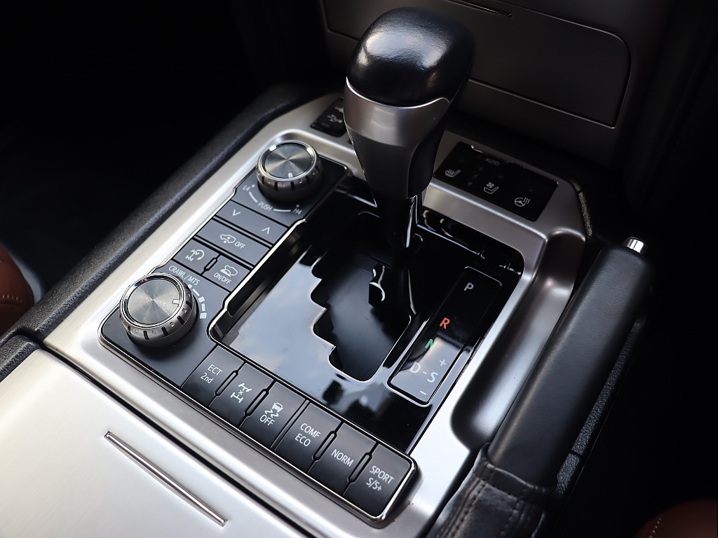 シフト周り！このボタンの数はコックピットみたいでテンション爆上げですね！