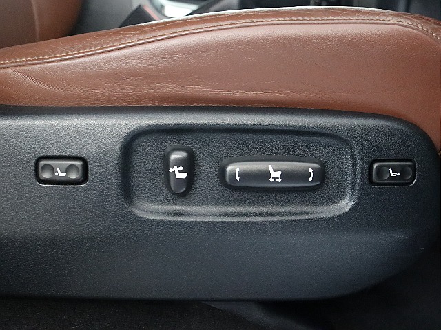 パワーシートとなりますのでお好みの座席位置セッティング可能となります。