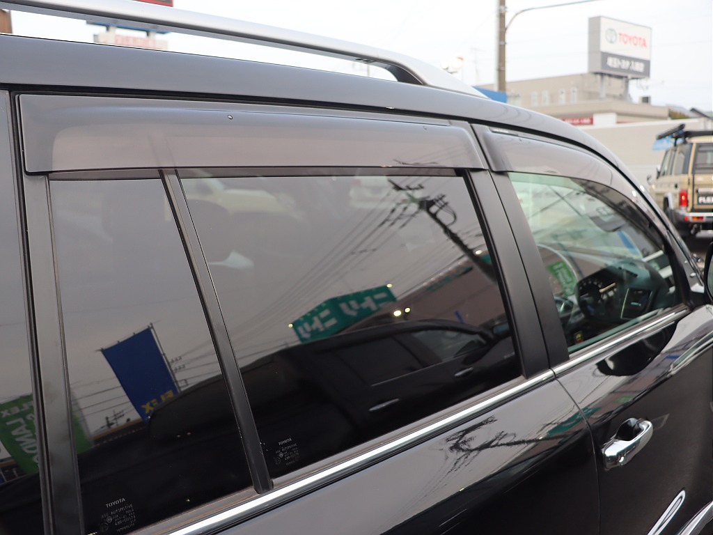 サイドバイザー装備！雨の日でも安心して空気の入れ替え可能です！