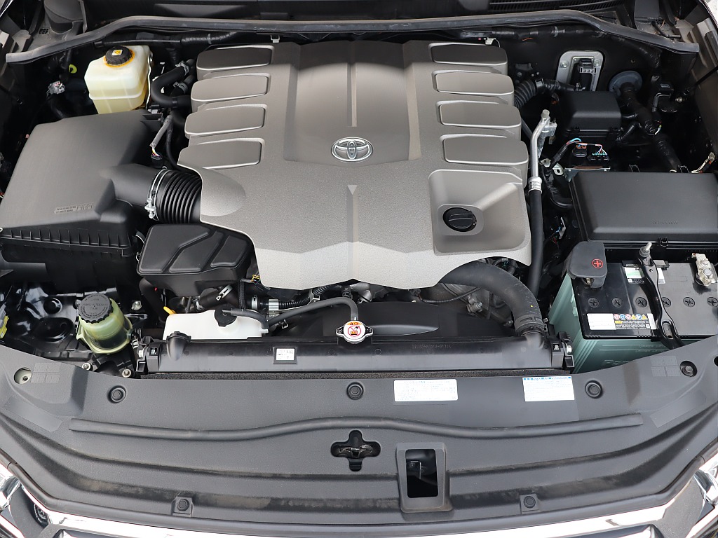 エンジンルーム！V８エンジン装備でストレスのない走りを体験いただけます！