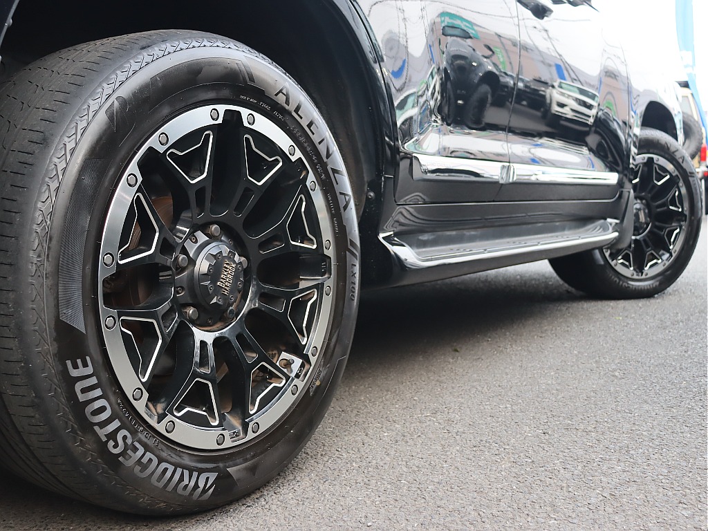 ボディカラーと相性の良いタイヤホイールで統一感のある仕上がりですね！