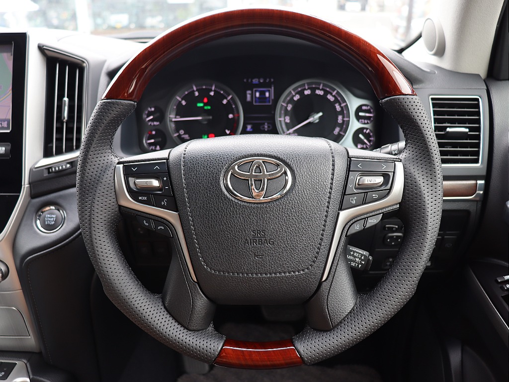 社外ウッドコンビステアリング装着！高級感ありますね♪