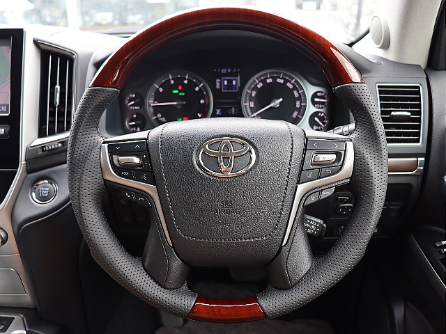 社外ウッドコンビステアリング装着！高級感ありますね♪