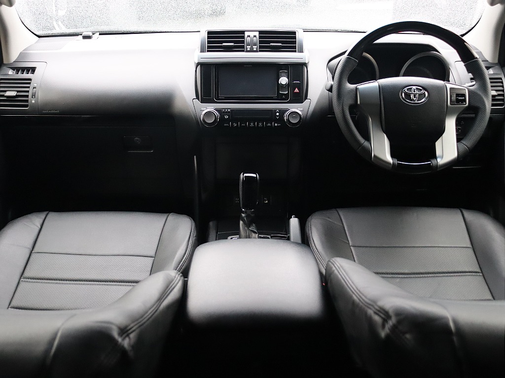 シックな印象の落ち着いたインパネ廻り！