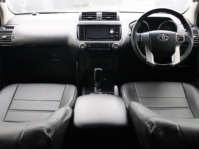 シックな印象の落ち着いたインパネ廻り！