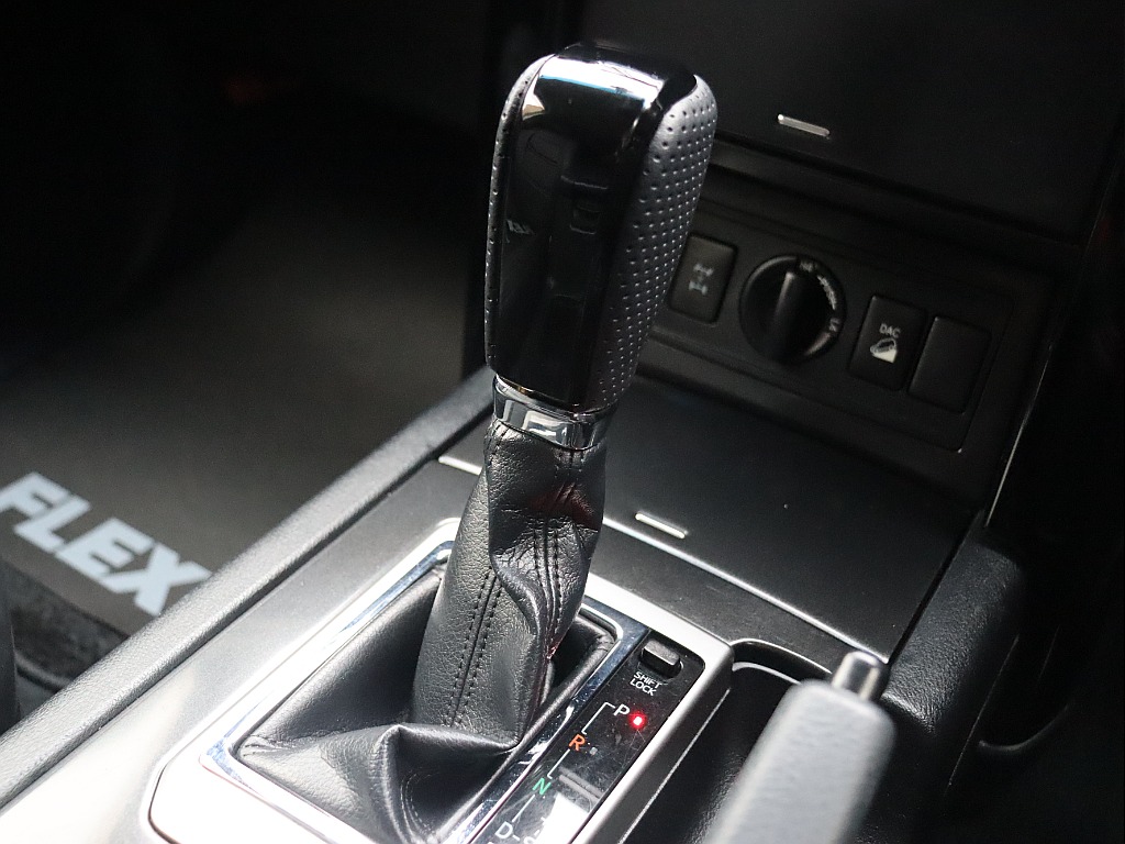 ハンドルに合わせてウッドコンビシフトノブに変わっています！