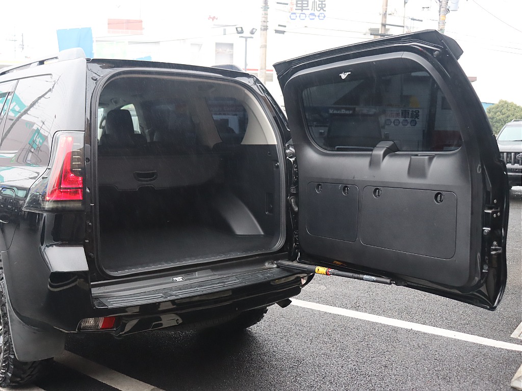 リアゲートは伝統的な横開きです♪