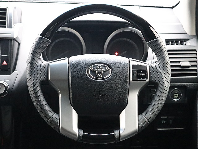 新品REALウッドコンビステアリング！内装色とマッチしています！