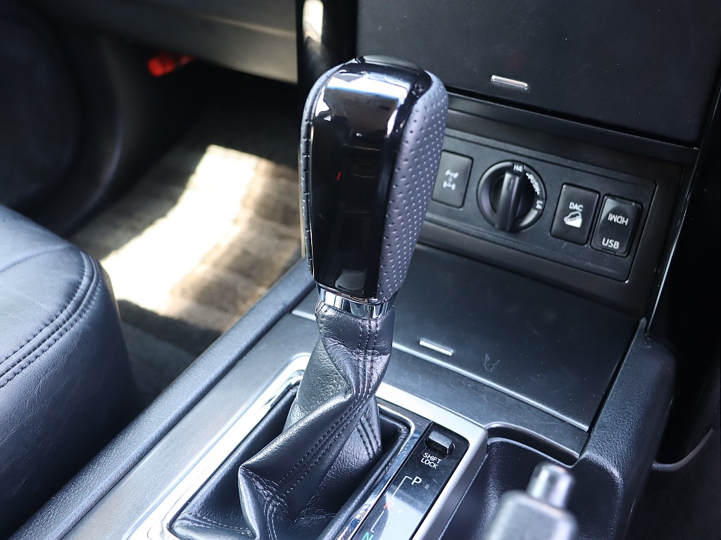 シフトノブも内装とステアリングに合わせてウッドコンビシフトノブ新品装着！