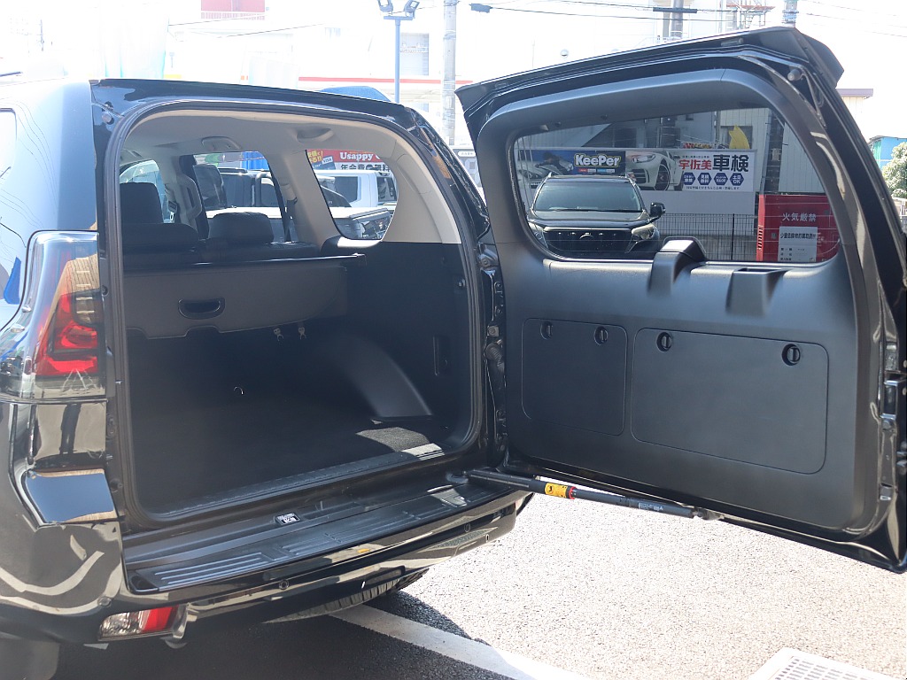 リアゲートは伝統的な横開きです♪