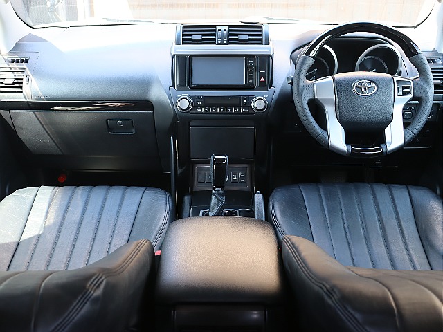 ブラックを基調とした落ち着いたインパネ廻り！