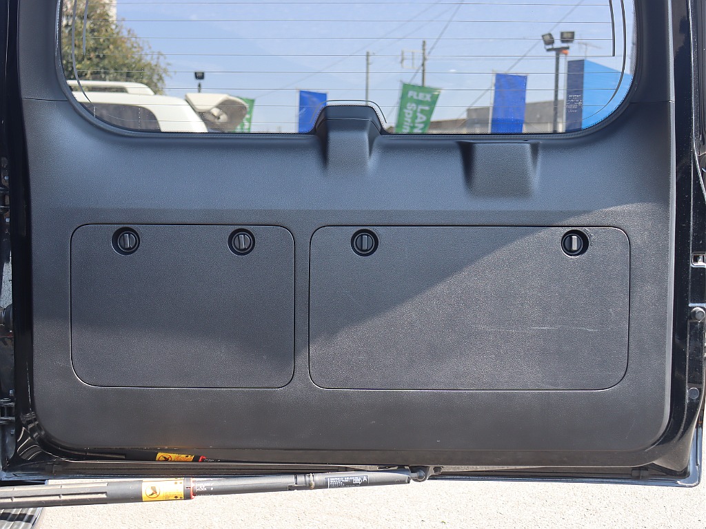 リアゲート内張りも擦り傷等無くキレイな状態です！