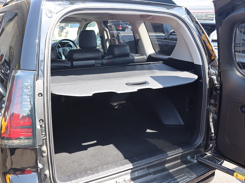 5人乗りプラドならではのラゲッジトノカバー！