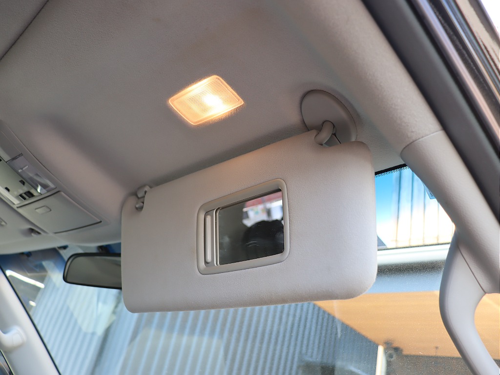 バニティランプ付サンバイザー！