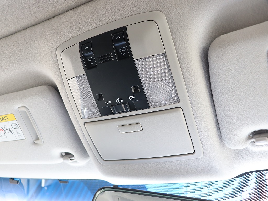 ルームランプとサンルーフのスイッチになります！