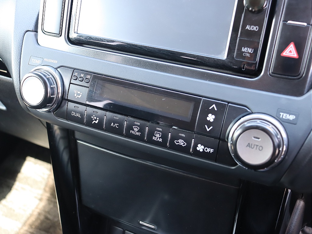 オート付き左右独立エアコンです！