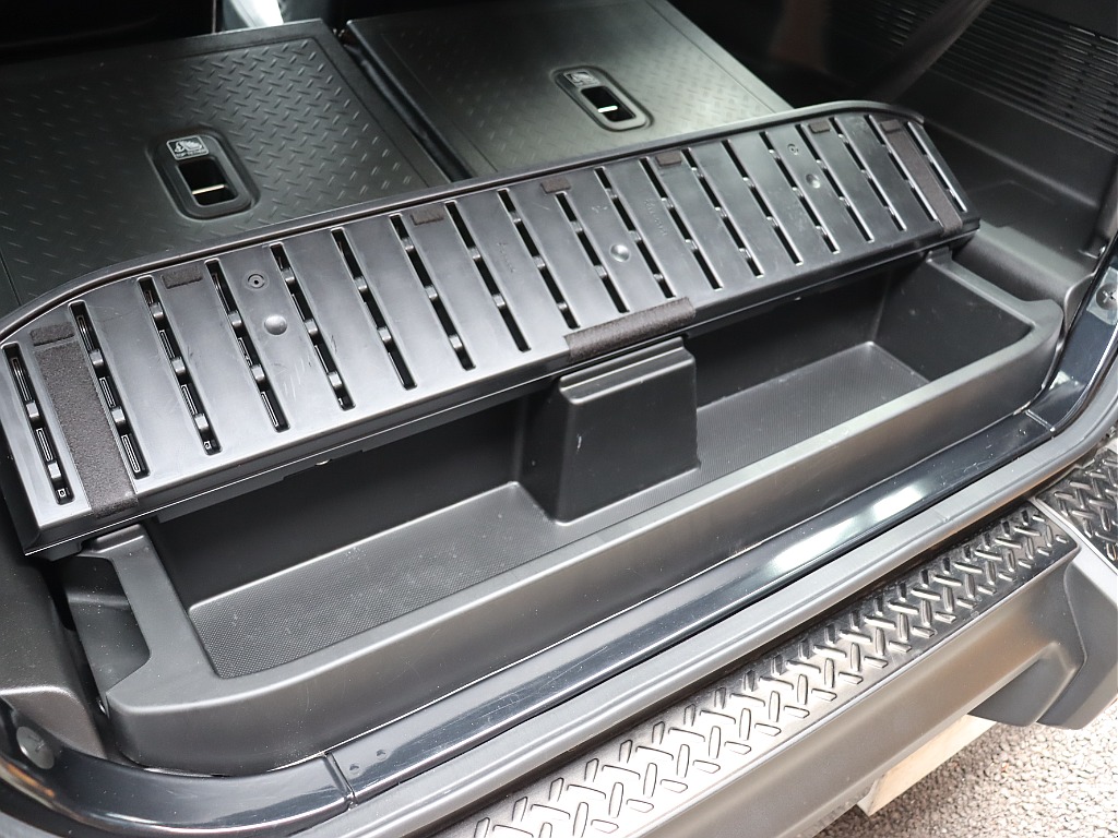 荷室には隠し収納！