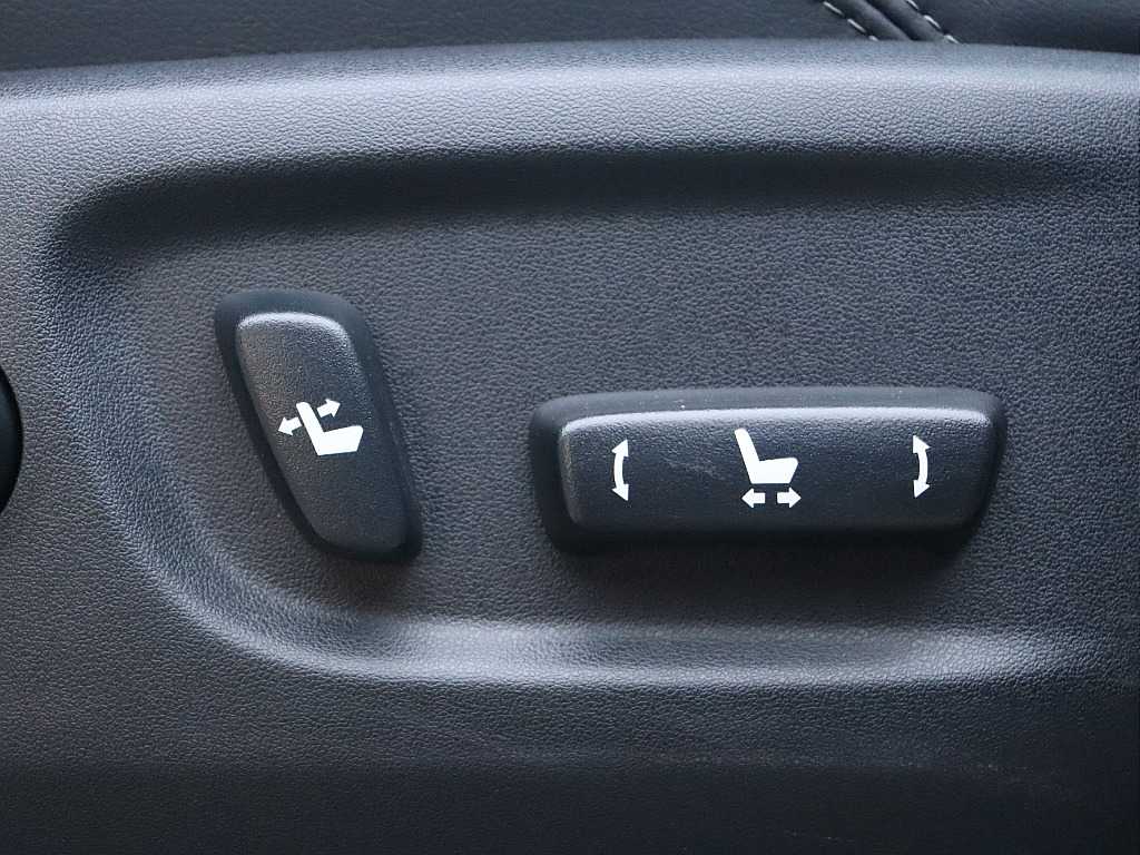 前席はパワーシートになります！