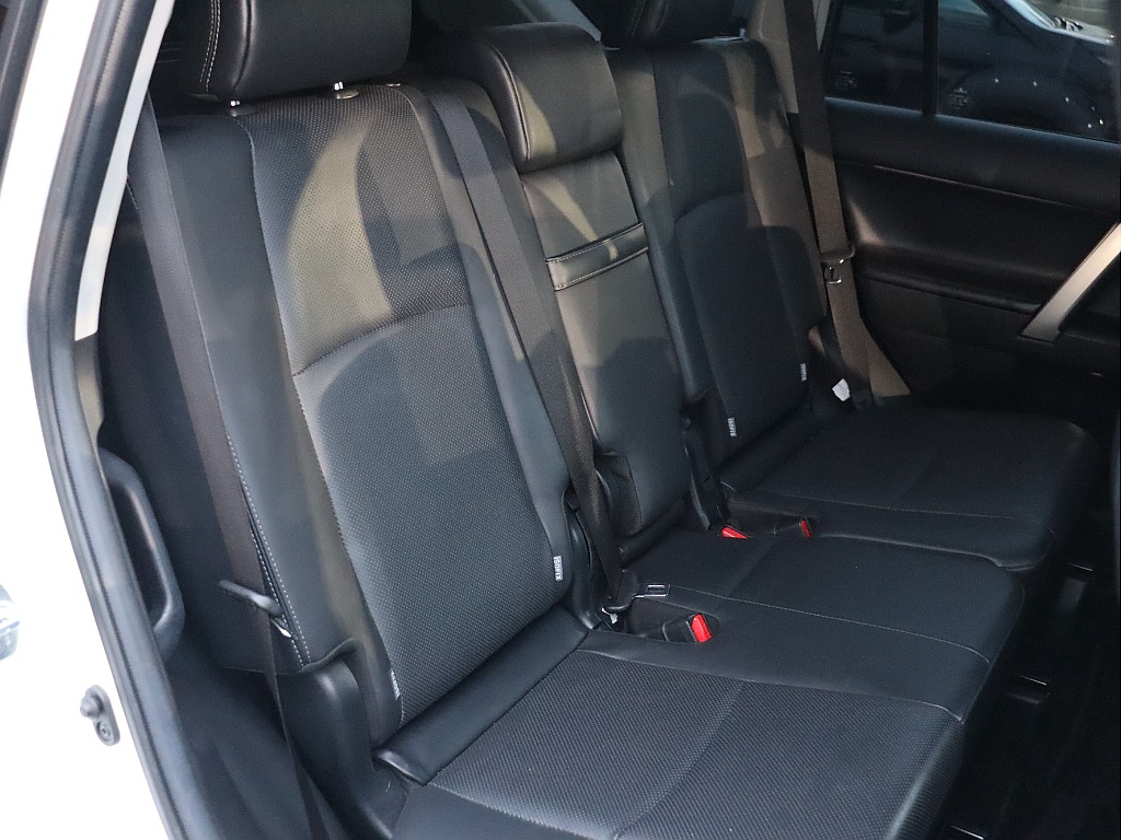 セカンドシートもキレイな状態です！