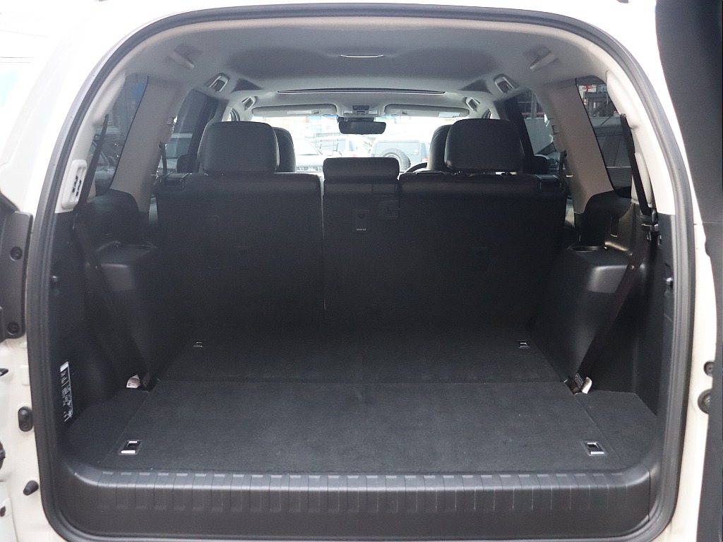 セカンドシート格納で広々としたラゲッジスペース！